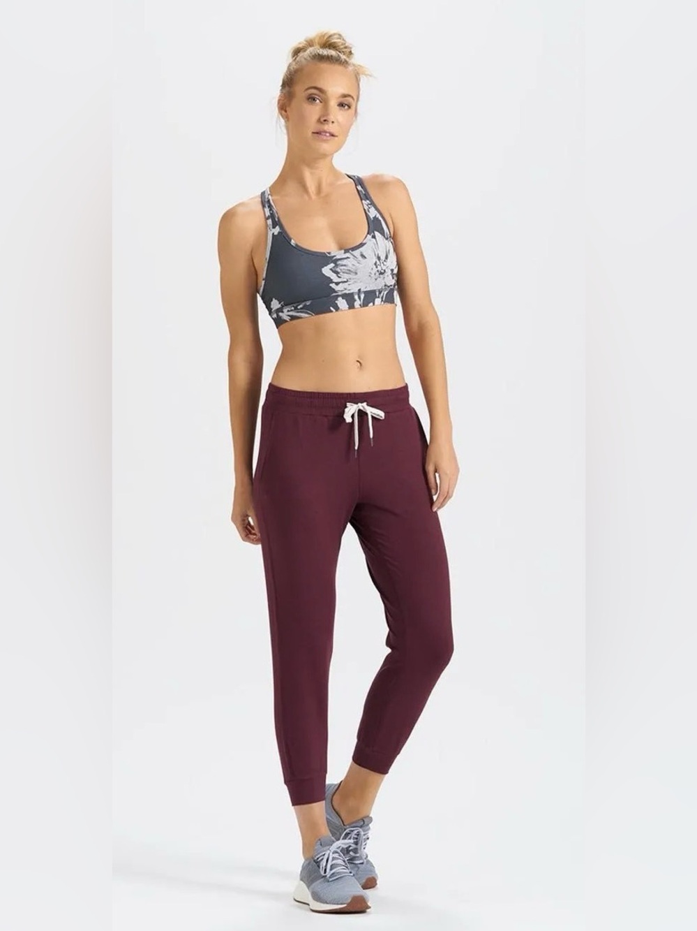 Vuori women’s PERFORMANCE JOGGER in CERISE HEATHER